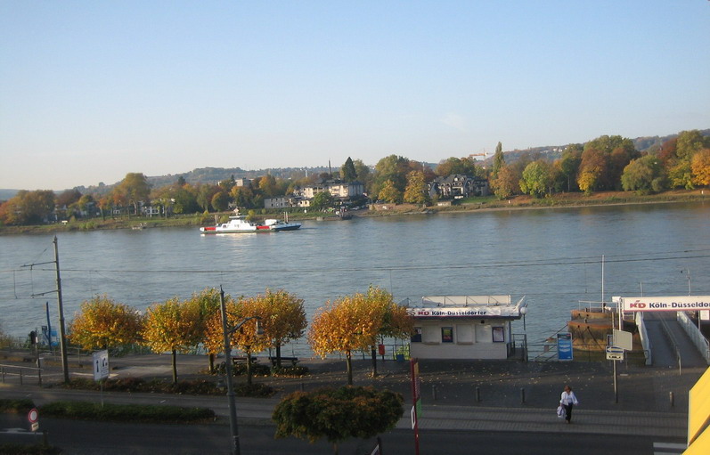 Blick auf den Rhein vom Hotelfenster!