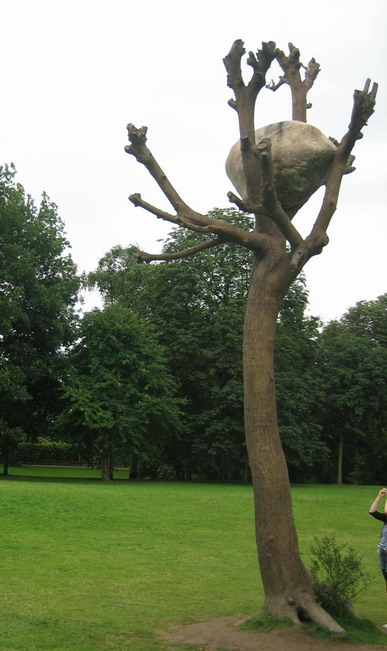 Der Baum der Erkenntnis: Ber Bronzebaum Idee di Pietra von Guiseppe Penone war das erste Kunstwerk der d 13.