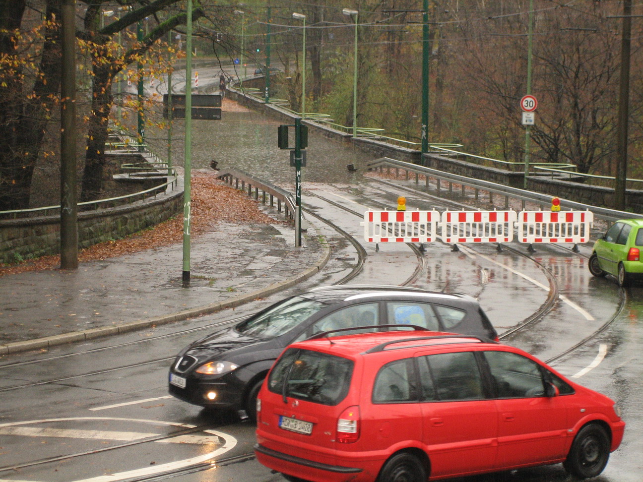 Der Regen bleibt uns an diesem Tag treu - führt sogar zur Straßensperrung am Brückenkopf!