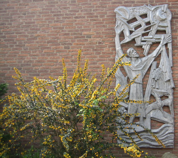 Franziskus Emblem am Schuleingang, März 2009