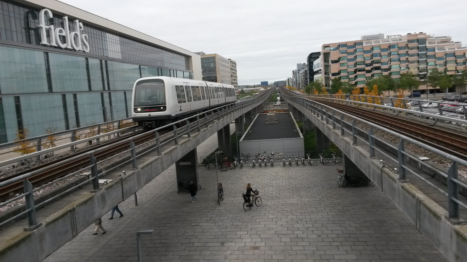 Entlang der überirdischen Metrostrecke sollen im Jahr 2020 20 000 Menschen wohnen und rund 80 000 arbeiten und studieren. Eingekauft wird in Skandinaviens größtem Einkaufszentrum Field's.