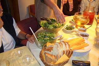 Die Waldmeisterbowle schmeckt herrlich zu den Salaten, Broten usw.
