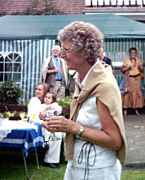 Rosemarie auf ihrem Gartenfest zum 60. Geburtstag am 12.Juli 2003!